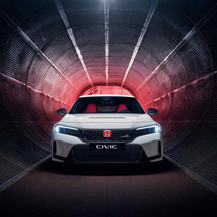 Vooraanzicht Honda Civic Type R geparkeerd in een tunnel.